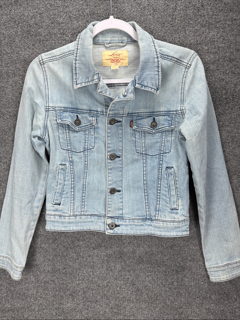 Levi's Light Wash Denim Jacket Women’s Medium (measures as a small) New!